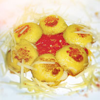 Papaline al Montasio con salsa di zafferano, pancetta e pomodoro