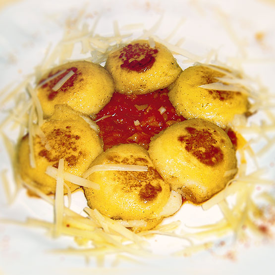 Papaline al Montasio con salsa di zafferano, pancetta e pomodoro