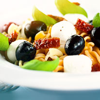 Pasta fredda con Montasio DOP olive, pomodori secchi e pinoli