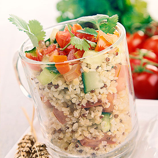 Bicchiere con quinoa, crudités e Monte Veronese DOP