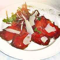 Carpaccio di manzo marinato con scaglie di Grana Padano DOP e radicchio di Treviso