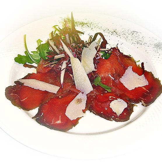 Carpaccio di manzo marinato con scaglie di Grana Padano DOP e radicchio di Treviso