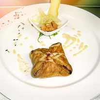 Scrigno di pasta sfoglia con Montasio DOP, carciofi e dadi di salmone marinato
