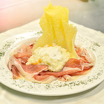 Cornetto ripieno alla ricotta e spinaci con spuma di Grana Padano DOP