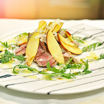 Tagliata con Asiago Stagionato DOP e pesche