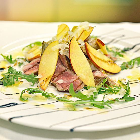 Tagliata con Asiago Stagionato DOP e pesche